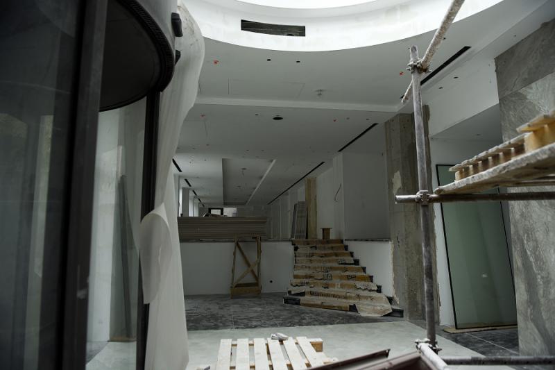 էս էռ հյուրանոցը գտնվում է երևանի գլխավոր պողոտաների մեկի մաշտոցի պողոտայի սկզբնամասում և այն վերակառուցվել ու վերանորոգվում է rg construction ընկերության կողմից sr hotel is located at the beginning of one of yerevan s main avenues mashtots avenue which has been reconstructed and renovated by rg construction company